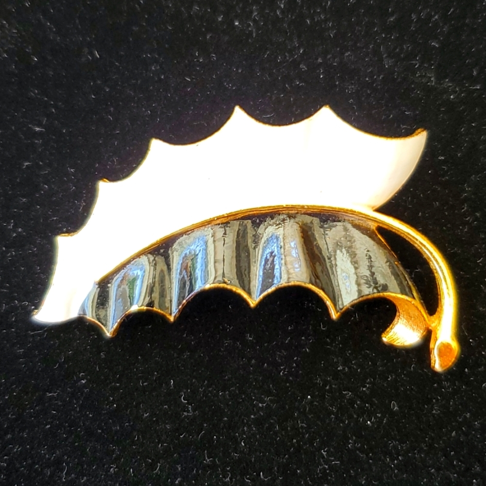 Black and white gold tone heavy leaf brooch 2 1/2 inches